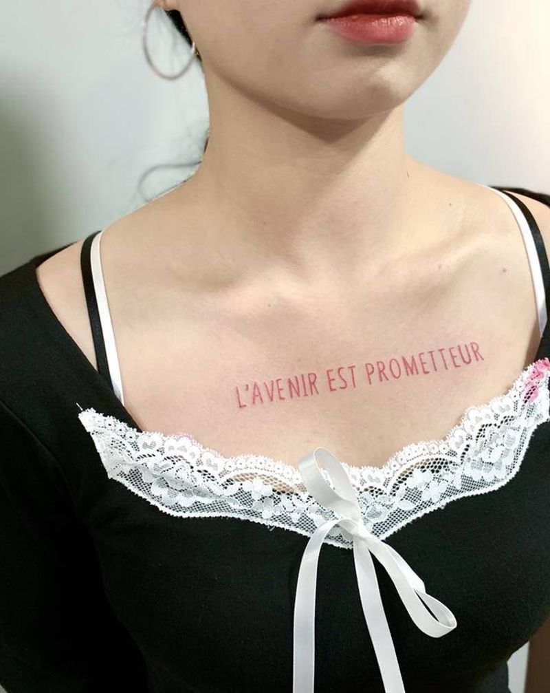 粉色小英文纹身图片_胸部肩部几何欧美写实纹身图案