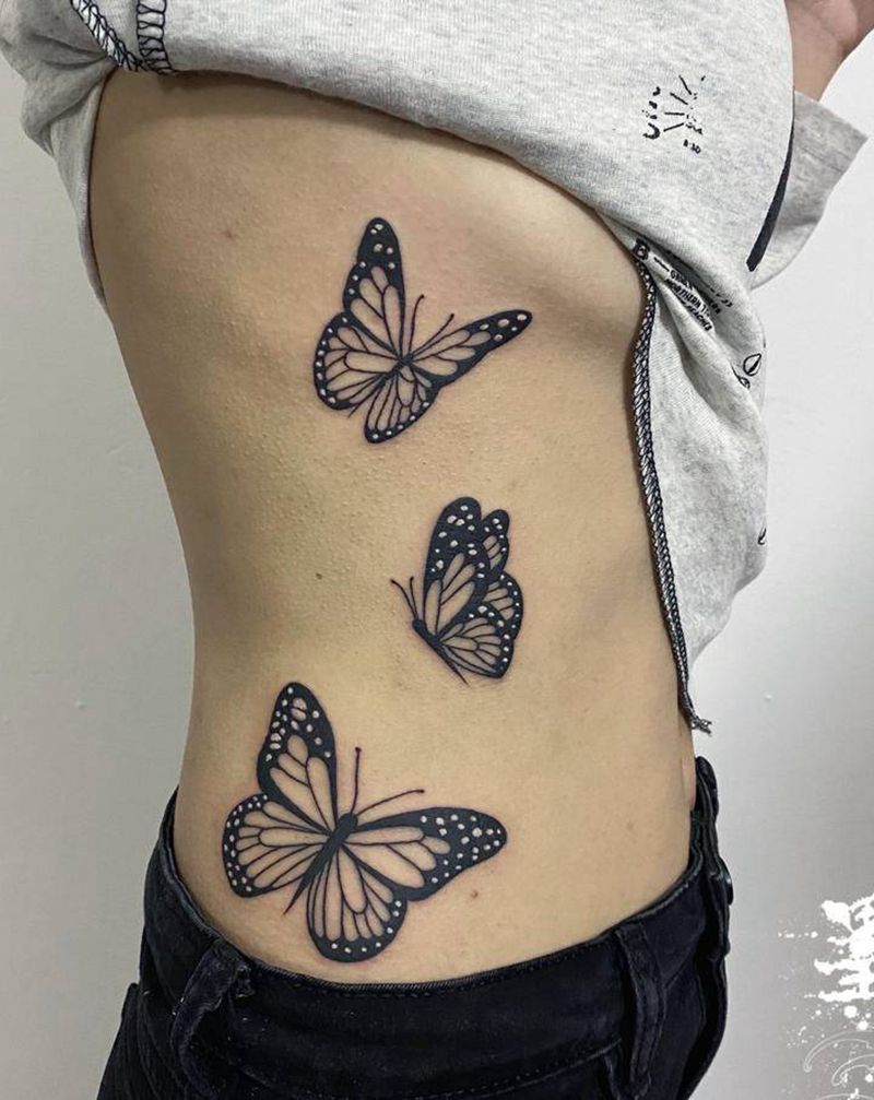 蝴蝶纹身图片_腰部腹部几何点刺纹身图案