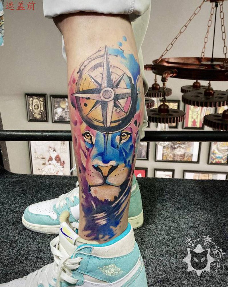 狮子指南针纹身图片_腿部脚部水彩水墨狮子指南针遮盖纹身图案