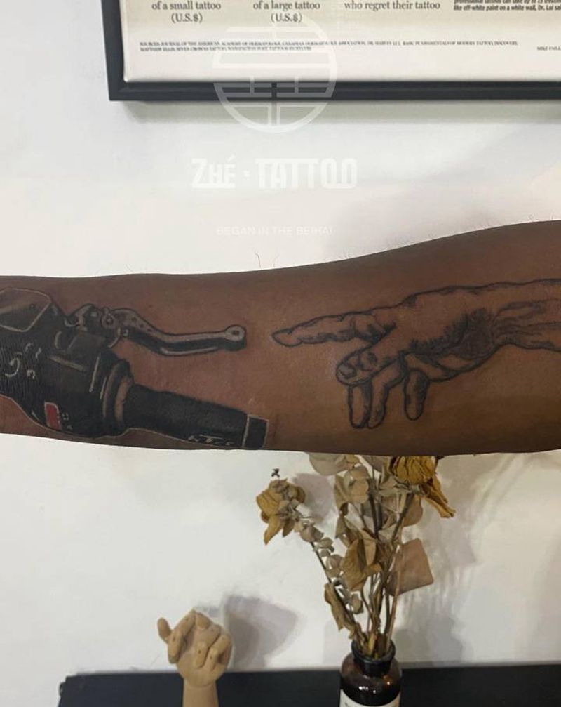 黑人小哥摩托车把手纹身图片_手臂欧美写实纹身图案