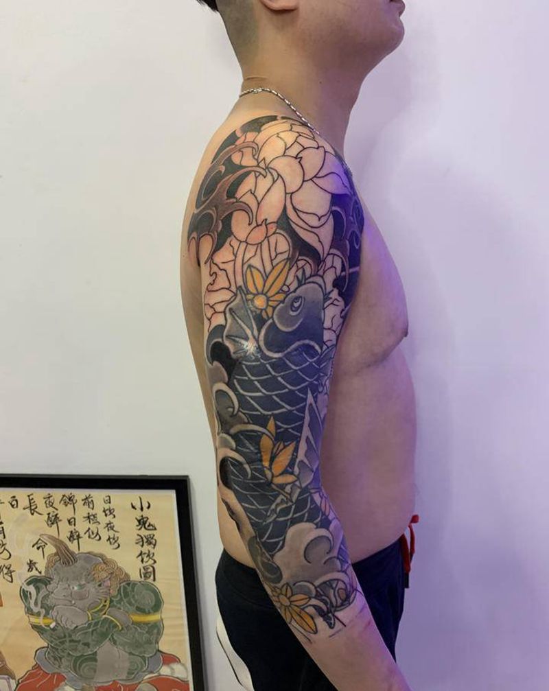 鲤鱼荷花纹身图片_手臂老传统纹身图案