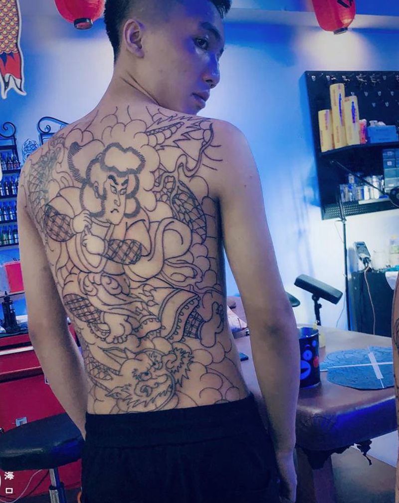 满背云龙九郎纹身图片_背部老传统纹身图案