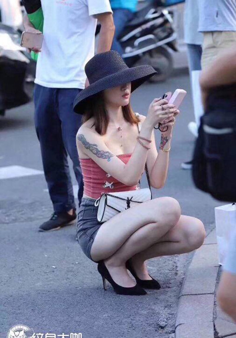 小姐姐纹身图片_胸部欧美写实纹身图案