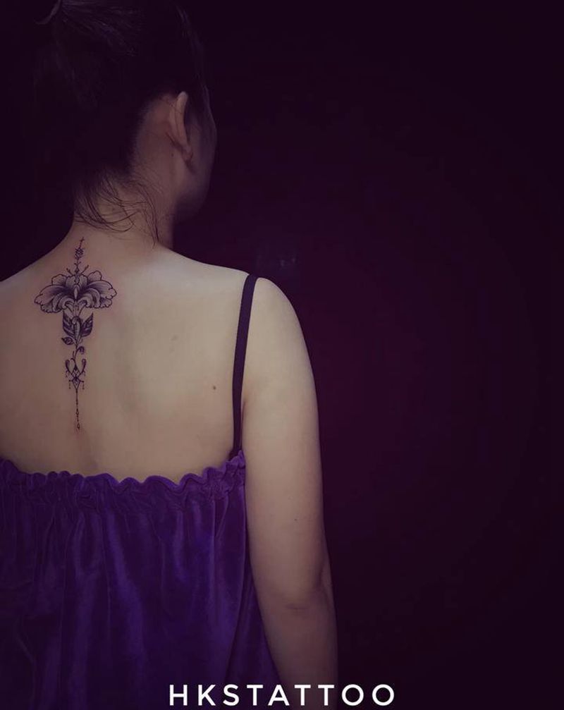 脊椎花纹身图片_背部新传统纹身图案