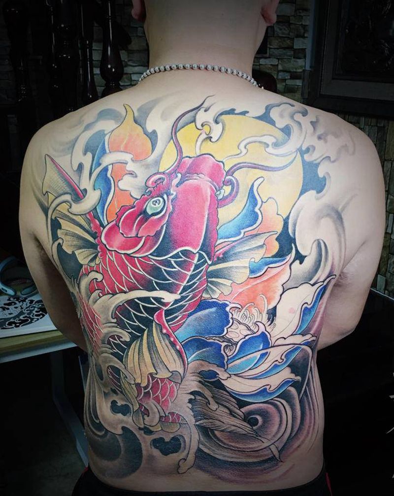 锦鲤纹身图片_背部新传统纹身图案
