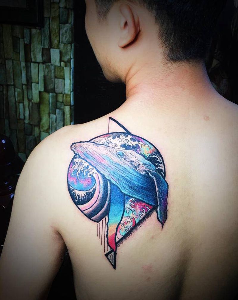 鲸鱼遮盖纹身图片_肩部几何水彩纹身图案