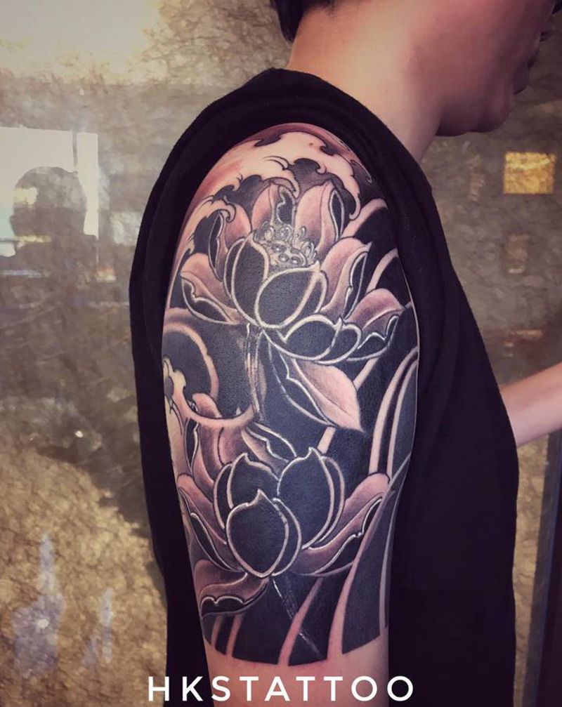 荷花遮盖十字架英文纹身图片_手臂老传统新传统纹身图案