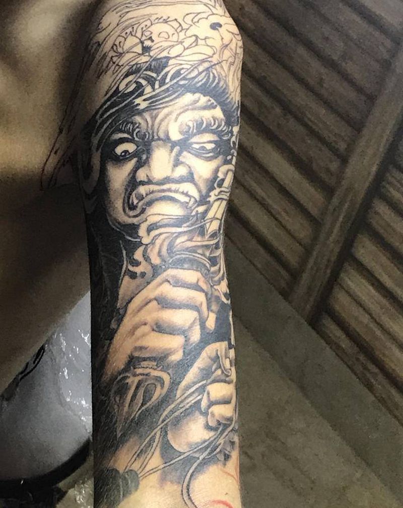 未完成纹身图片_肩部老传统纹身图案