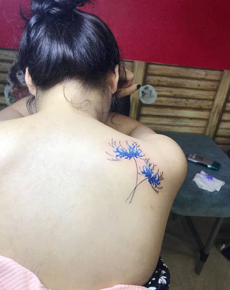 蓝色彼岸花纹身图片_背部水彩纹身图案