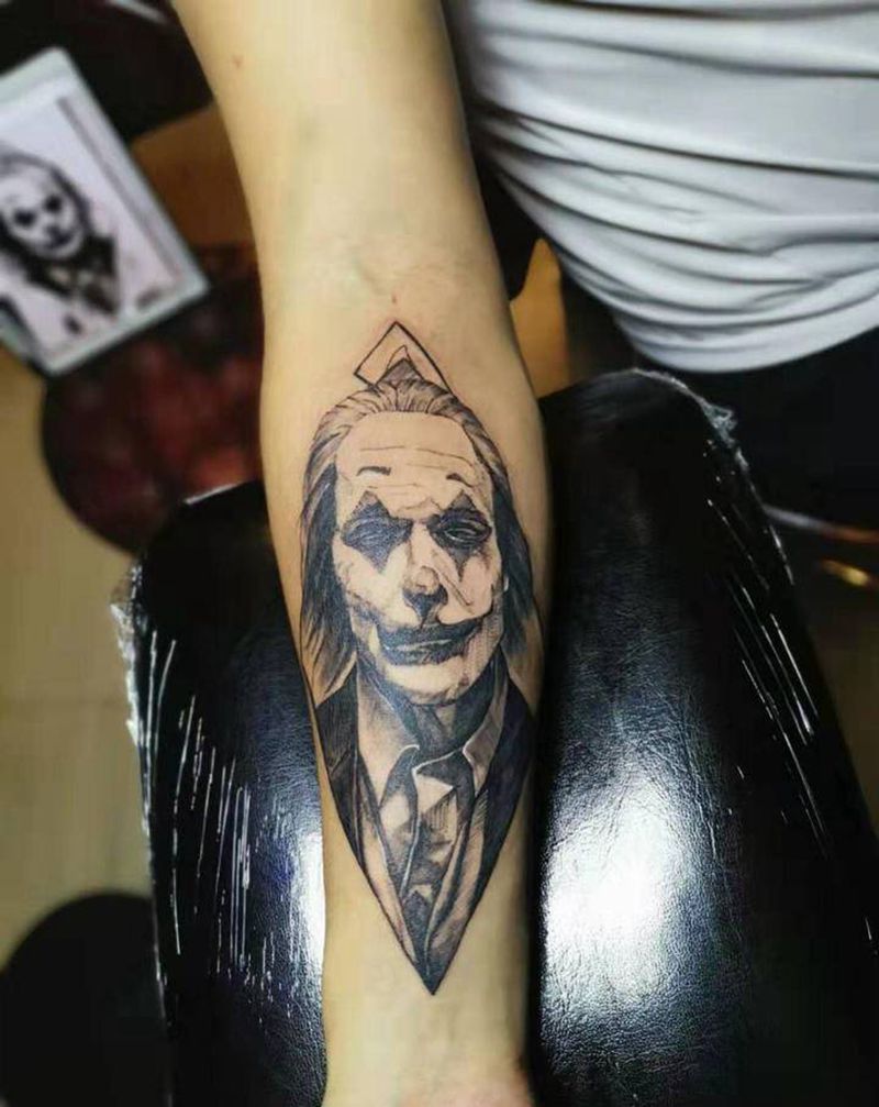 小丑纹身图片_手臂欧美写实纹身图案