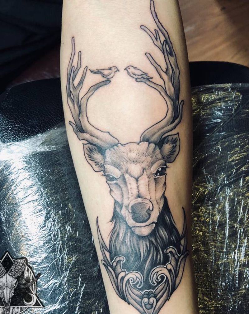 鹿纹身图片_手部手臂点刺欧美写实纹身图案