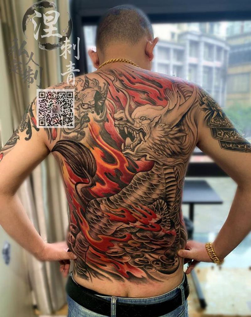 满背麒麟纹身图片_背部纹身图案