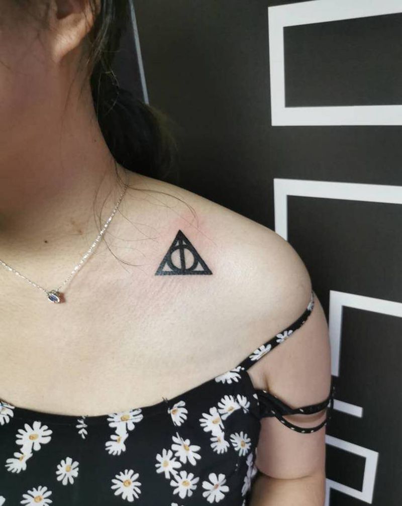 锁骨图腾纹身图片_颈部图腾几何纹身图案