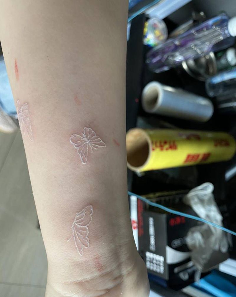 白色蝴蝶纹身图片_手臂点刺纹身图案