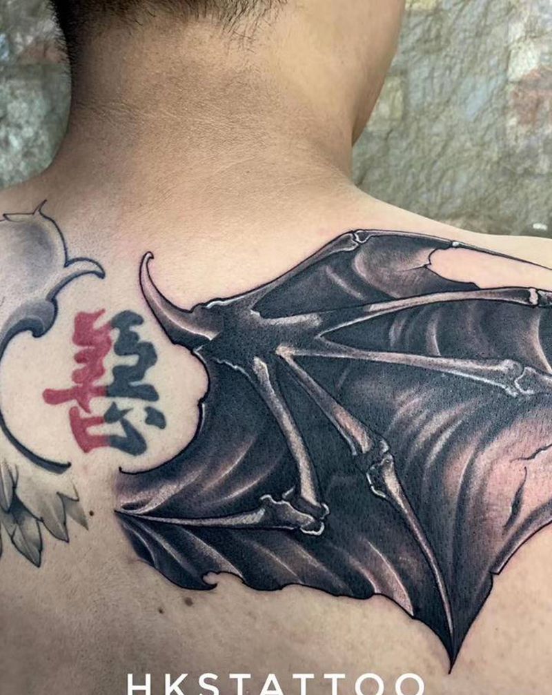 翅膀纹身图片_肩部欧美写实纹身图案