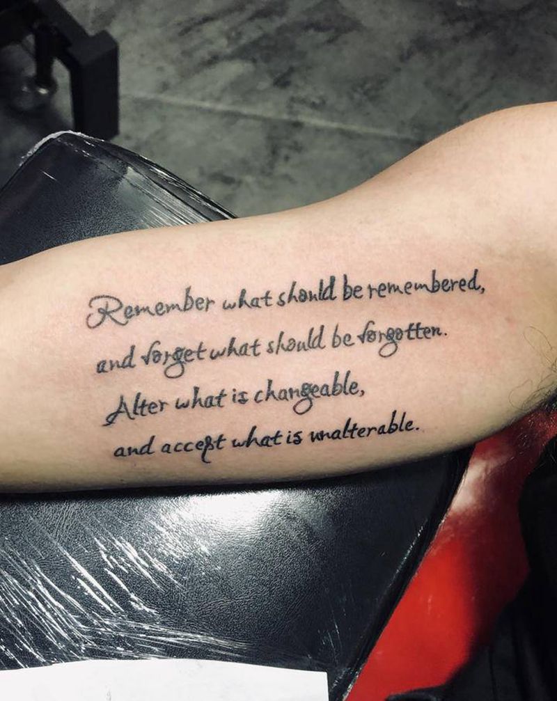 大臂内侧英文纹身图片_手臂肩部图腾花体字纹身图案