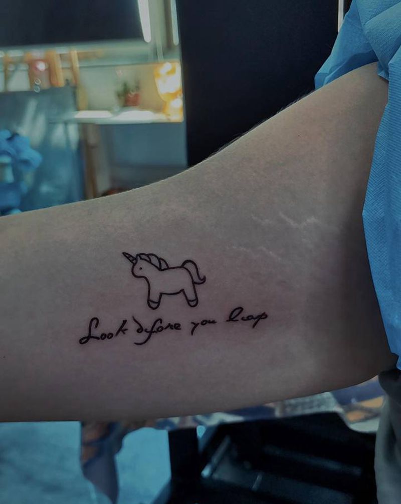 大臂内侧小清新纹身图片_手臂图腾几何纹身图案