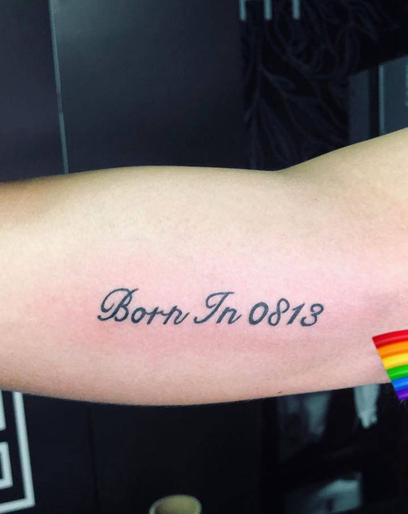 大臂内侧英文纹身图片_手臂几何图腾纹身图案