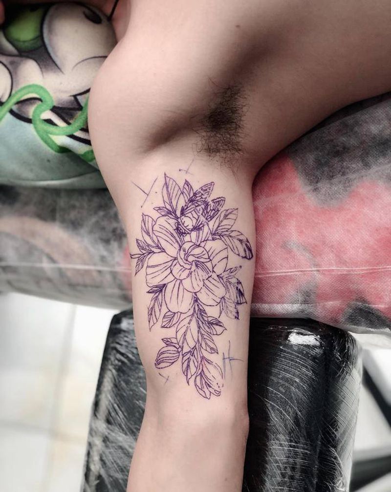 栀子花纹身图片_肩部手臂点刺素花纹身图案