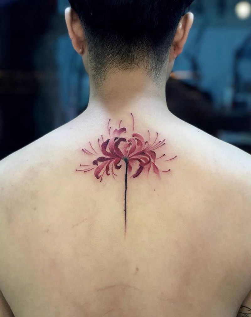 彼岸花纹身图片_肩部背部水彩水墨纹身图案