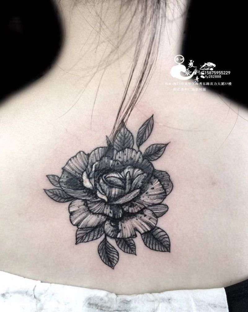 素花遮盖宁字纹身图片_背部欧美写实纹身图案