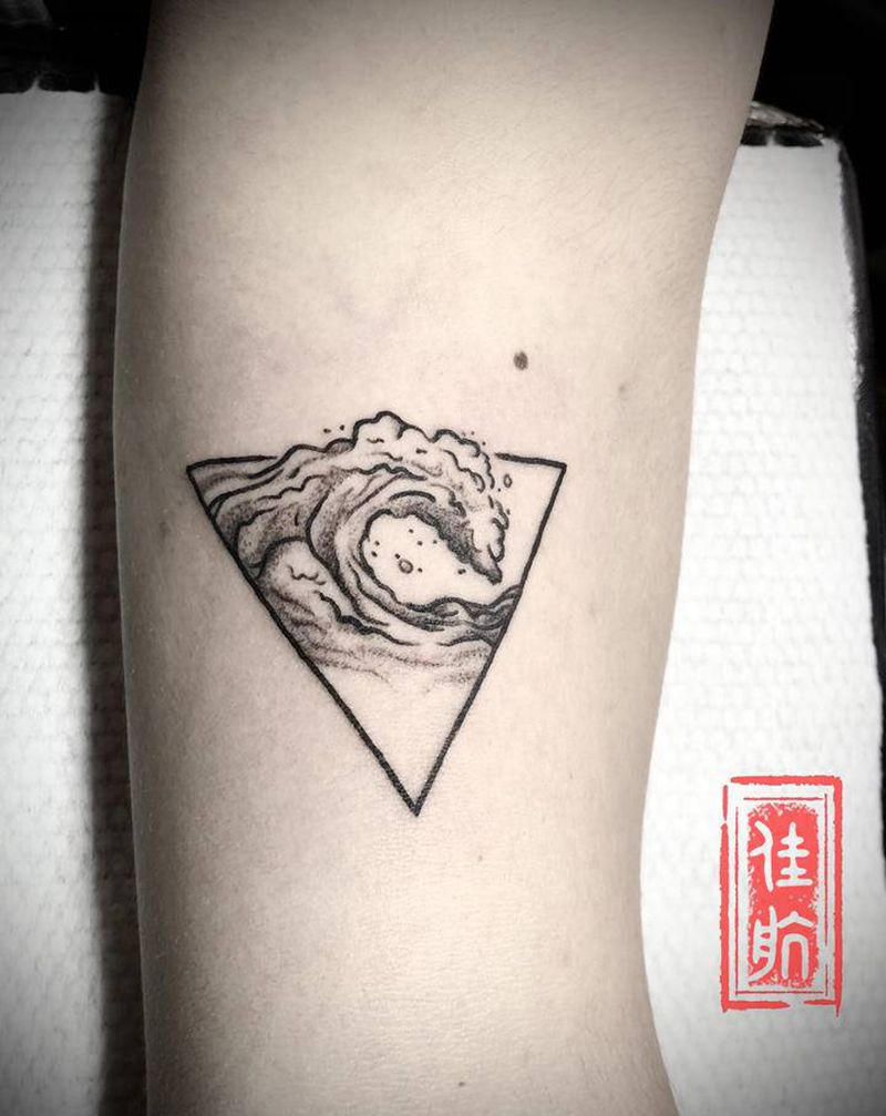 大臂水浪纹身图片_手臂腿部点刺几何纹身图案