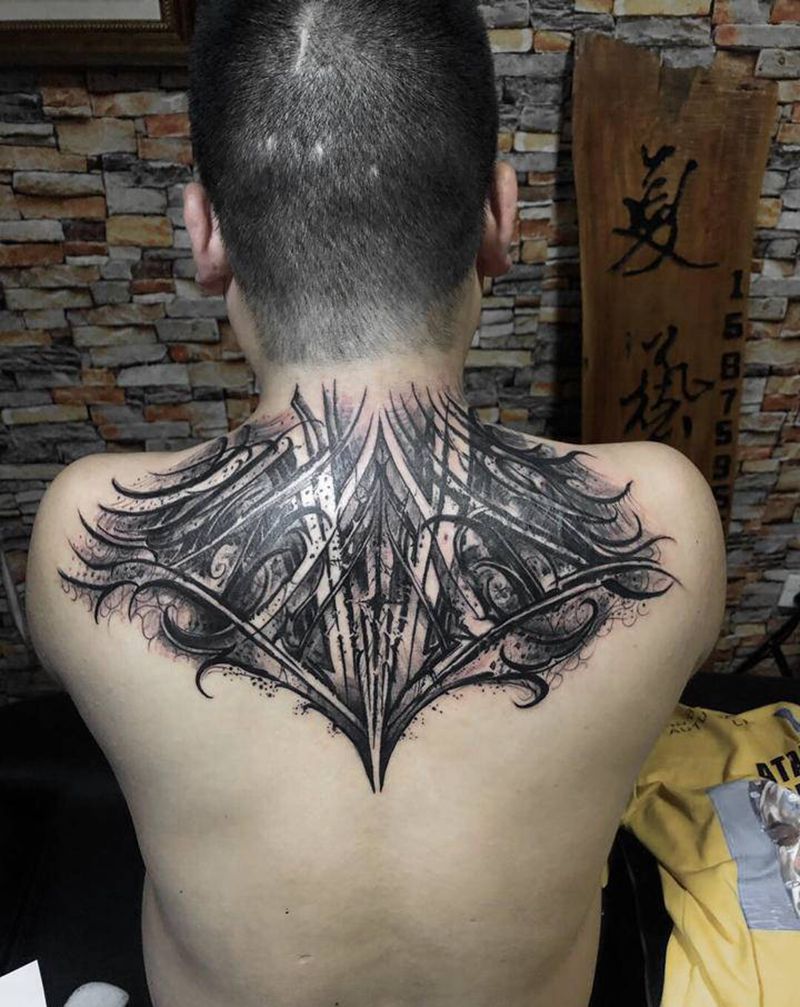 黑暗花体字纹身图片_背部新传统花体字纹身图案