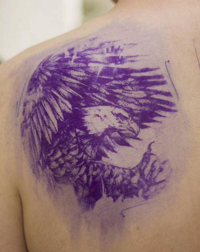 鹰纹身图片_肩部点刺纹身图案