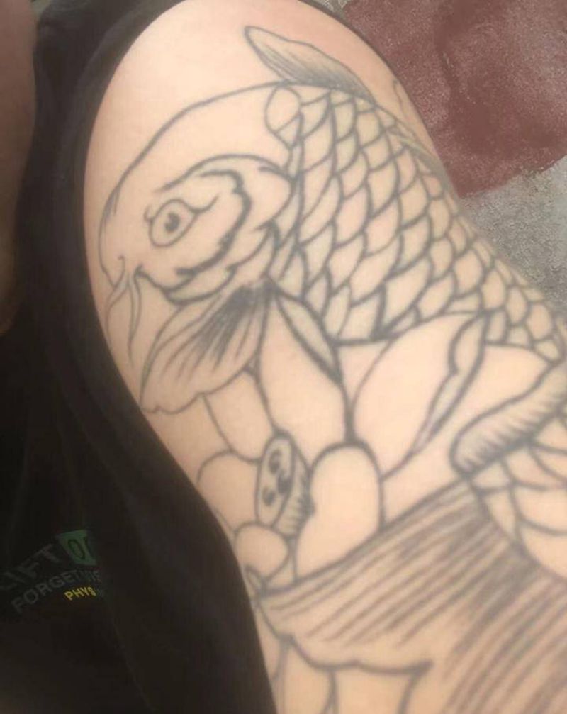 鱼非本人作品，修改添加背景纹身图片_手臂老传统纹身图案