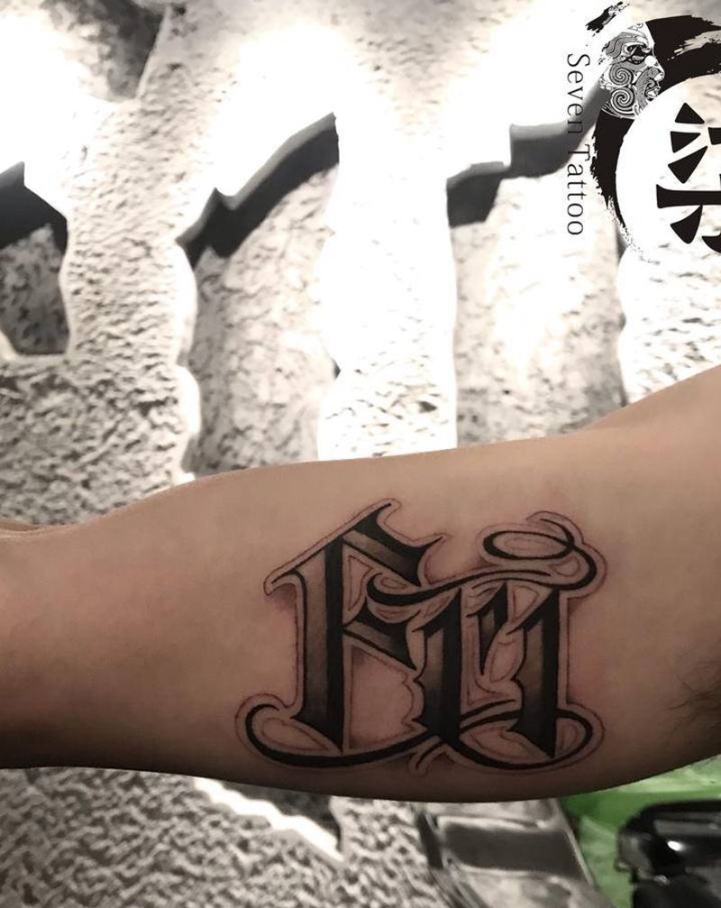 FM花体字纹身图片_手臂纹身图案