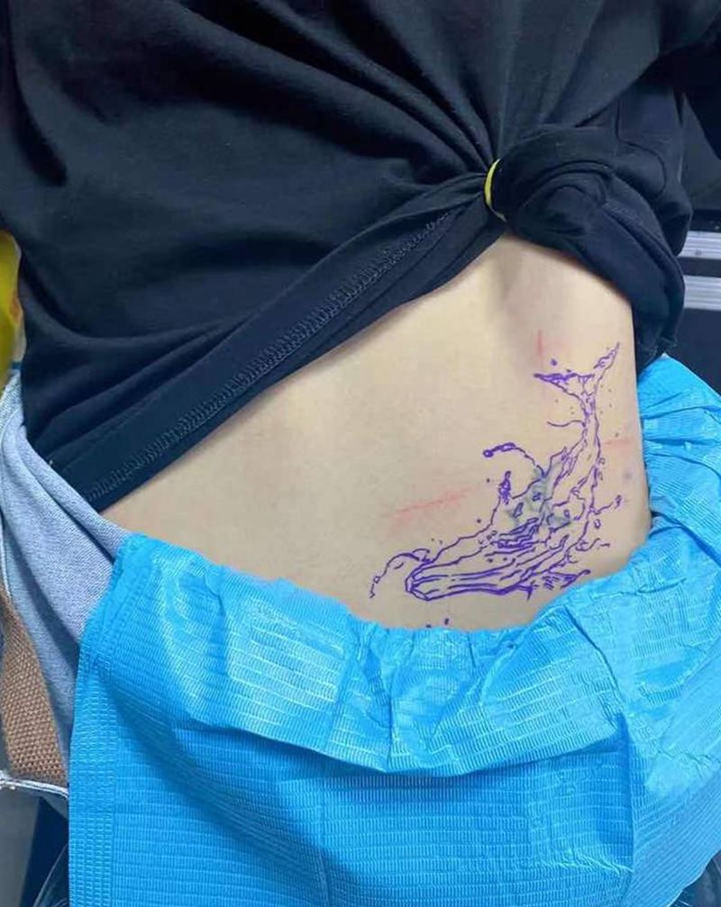 遮盖鲸鱼纹身图片_背部水彩纹身图案