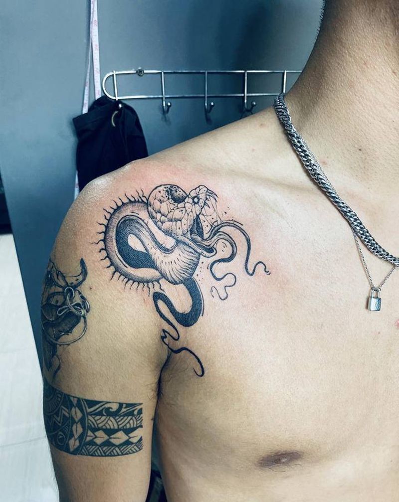 蛇纹身图片_肩部点刺纹身图案