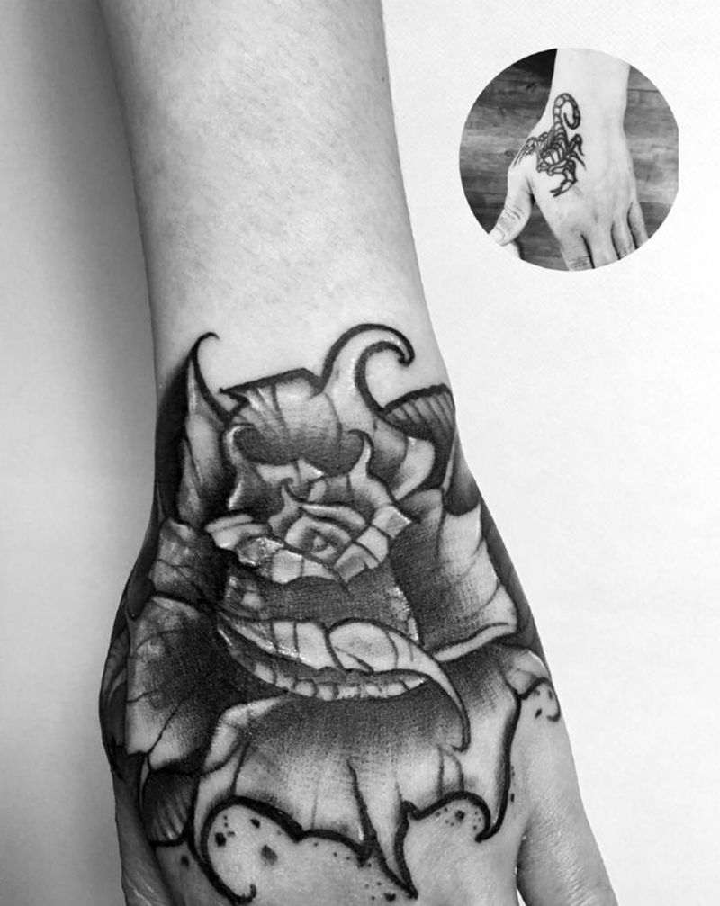 遮盖虎口的蝎子纹身图片_手部纹身图案