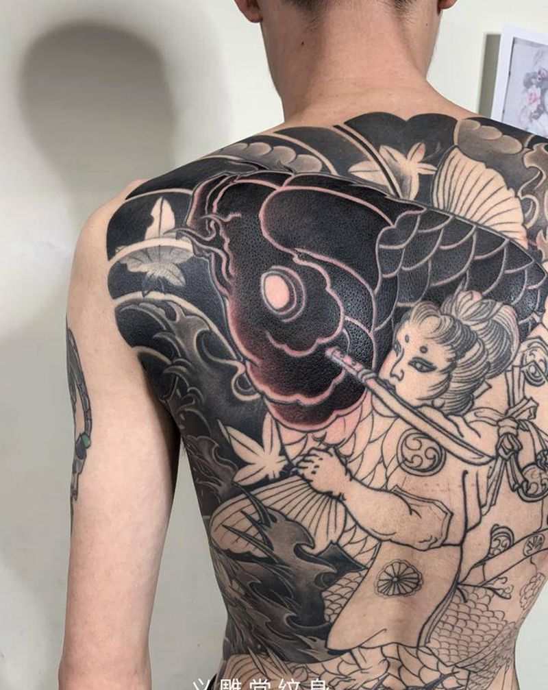 满背纹身局部纹身图片_背部老传统纹身图案