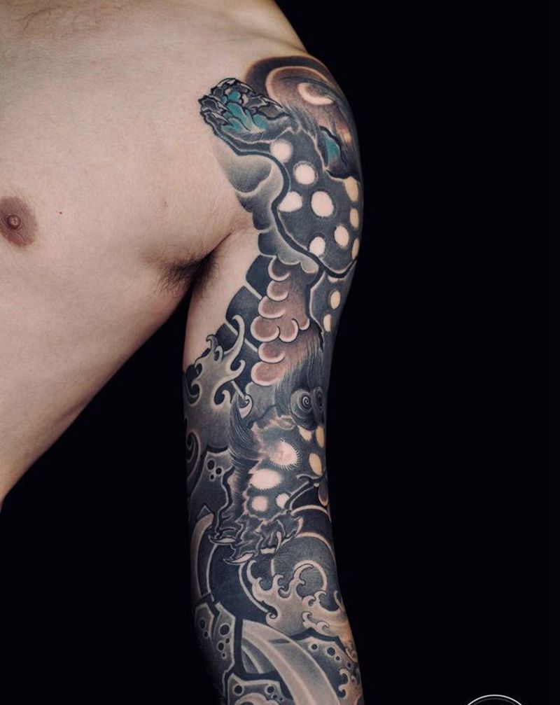 花臂唐狮子纹身图片_手臂老传统重庆纹身图案