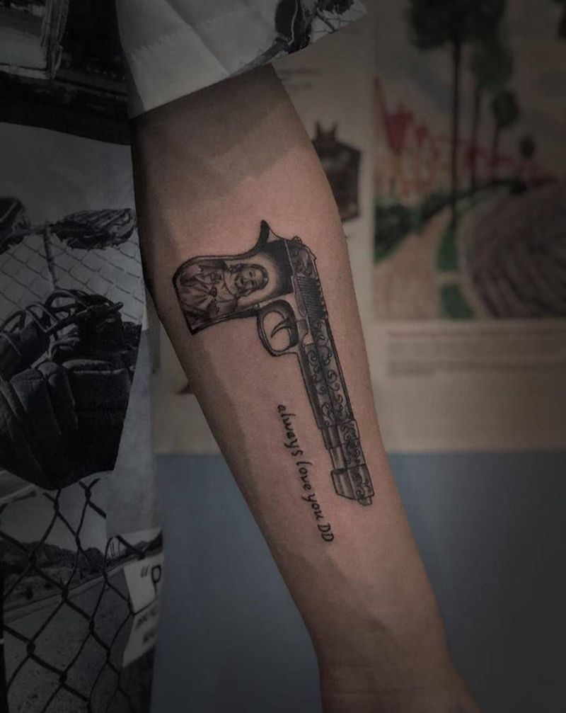 手枪纹身图片_手臂纹身图案