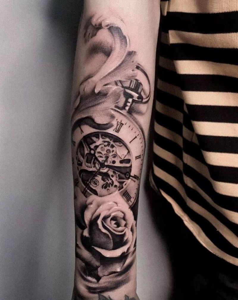 写实怀表玫瑰纹身图片_手臂欧美写实怀表玫瑰纹身图案