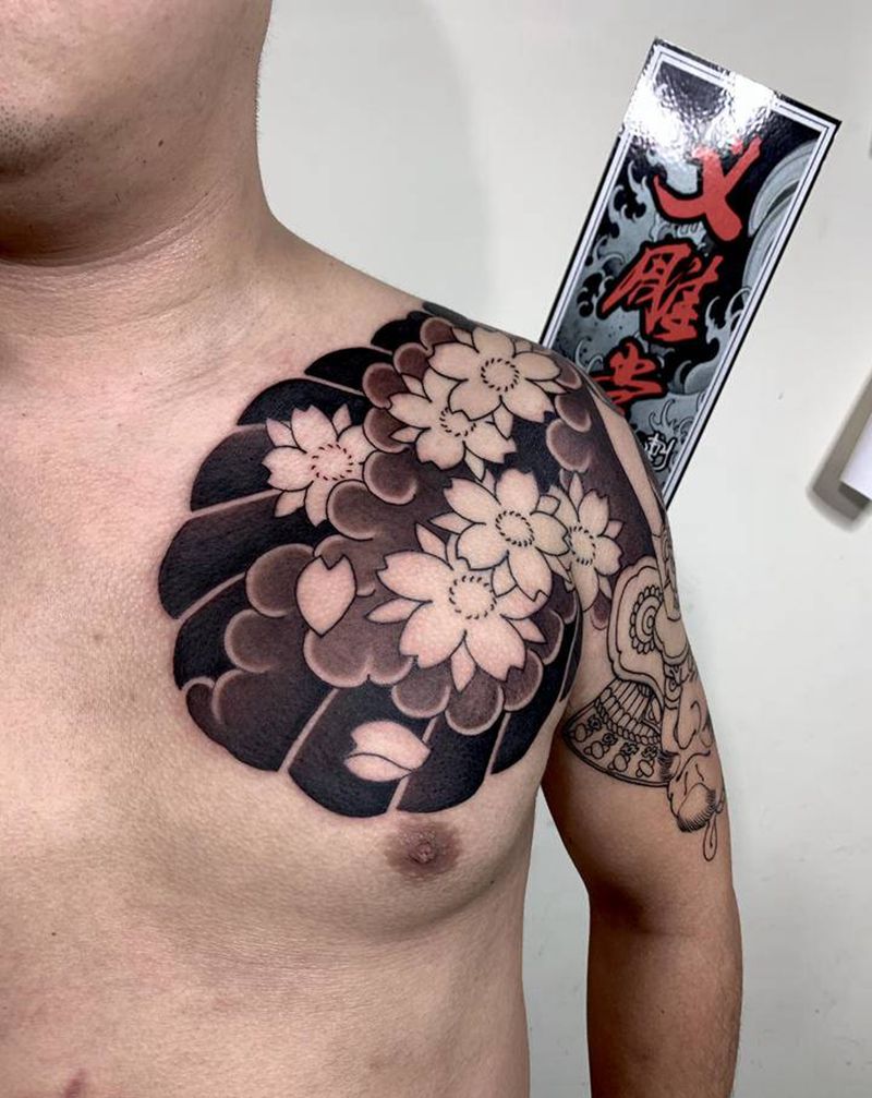 樱花武士半胛纹身图片_胸部老传统重庆纹身图案