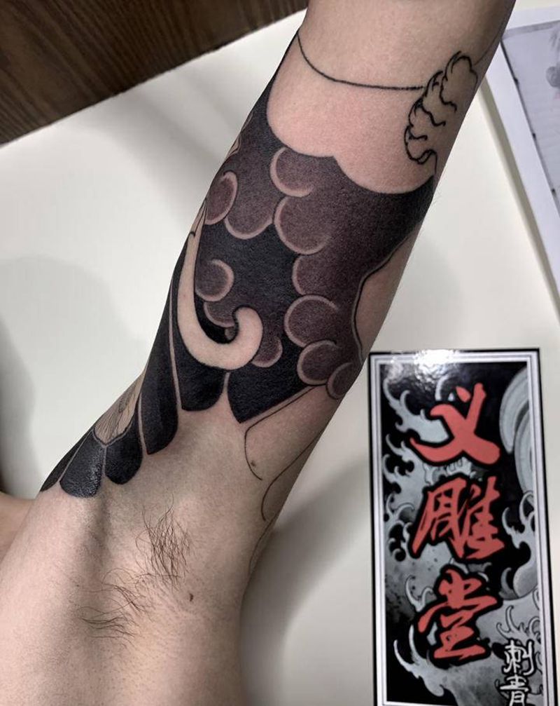 云块与板雾纹身图片_手臂老传统义雕堂刺青纹身图案