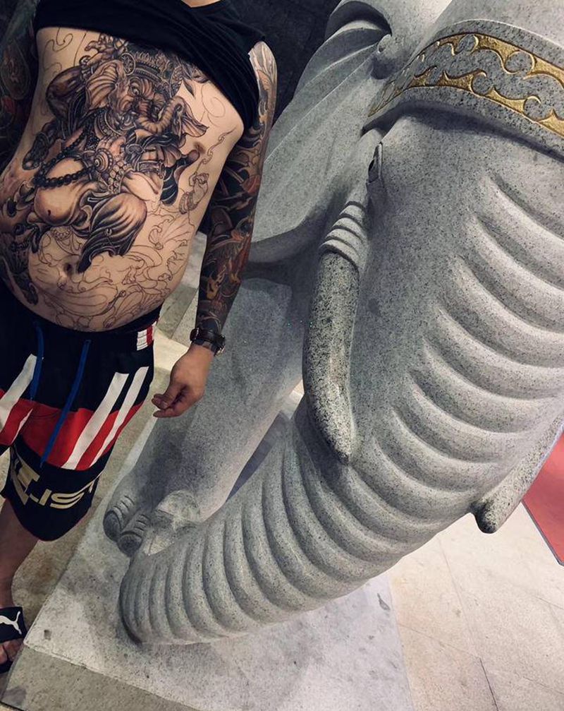 肚子像神纹身图片_胸部新传统纹身图案