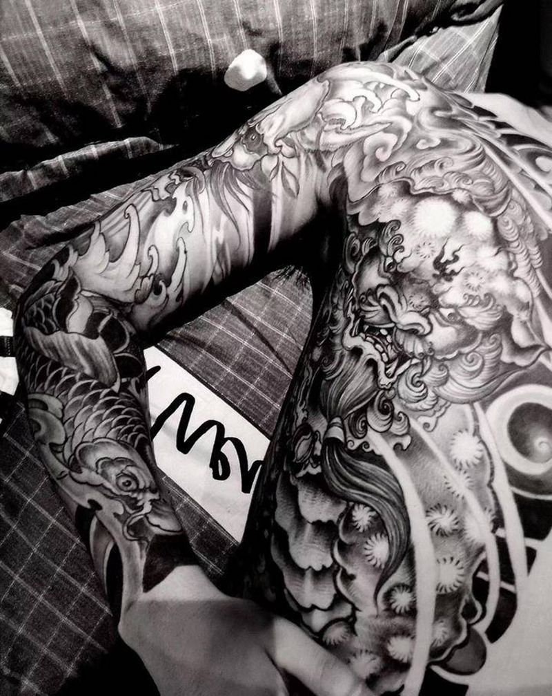 唐狮纹身图片_胸部新传统纹身图案