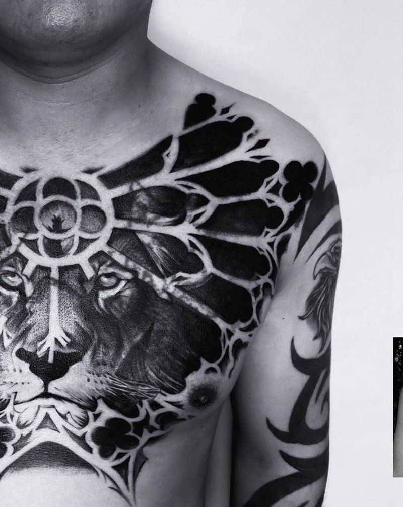 狮子遮盖纹身图片_胸部欧美写实纹身图案