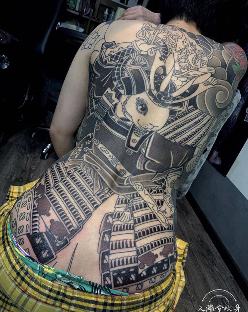 武士兔打雾纹身图片_背部老传统重庆纹身图案