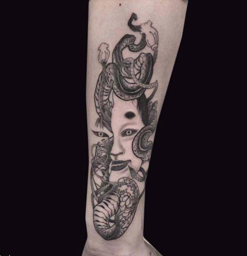 艺妓与蛇纹身图片_手部老传统纹身图案