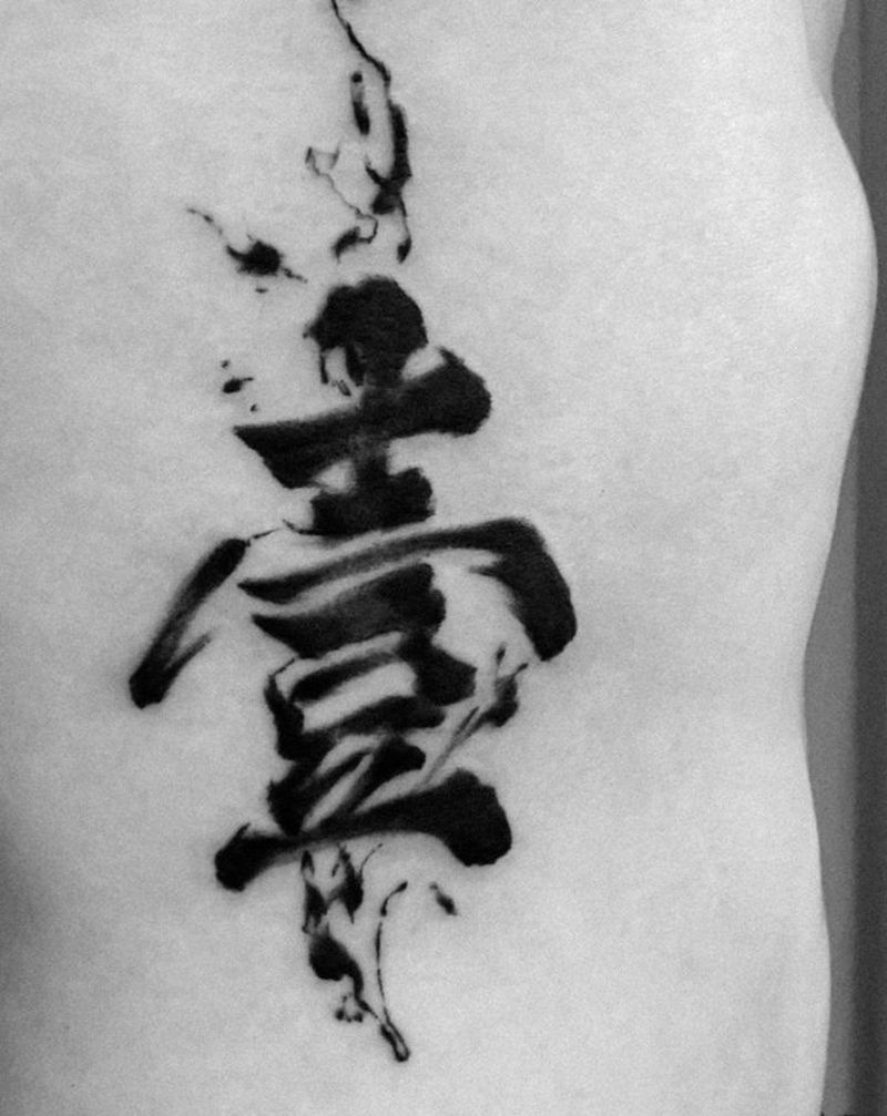 书法纹身图片_腰部水墨纹身图案