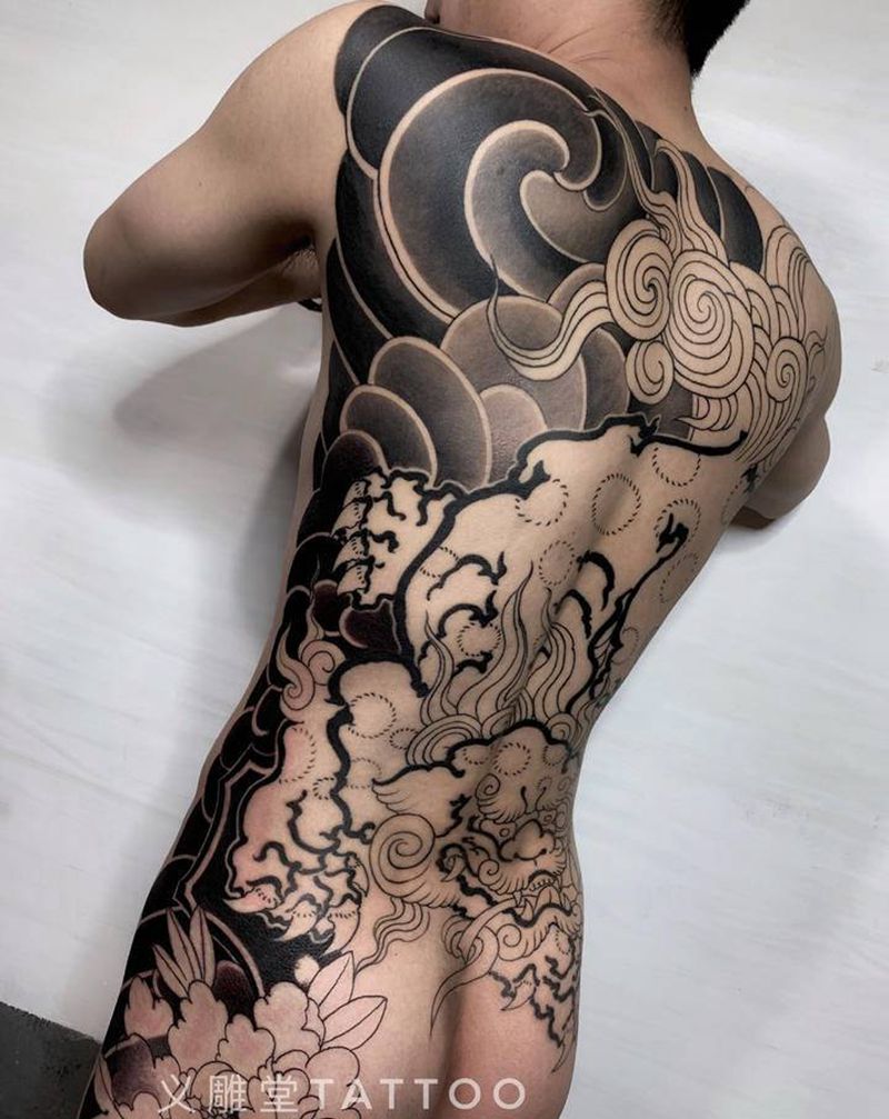 圈云雾纹身图片_背部老传统后背纹身图案