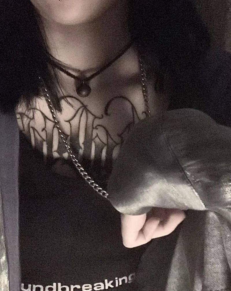 波黑花体英文纹身图片_胸部花体字纹身图案