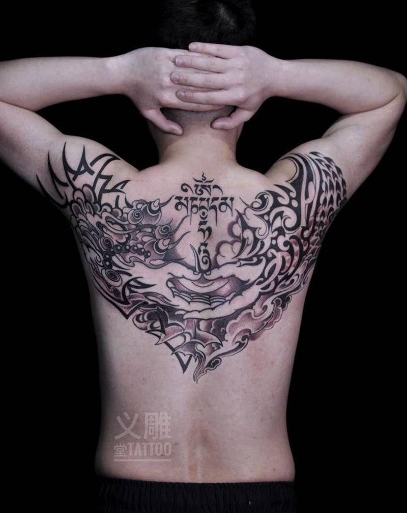 后肩纹身纹身图片_背部图腾重庆纹身图案