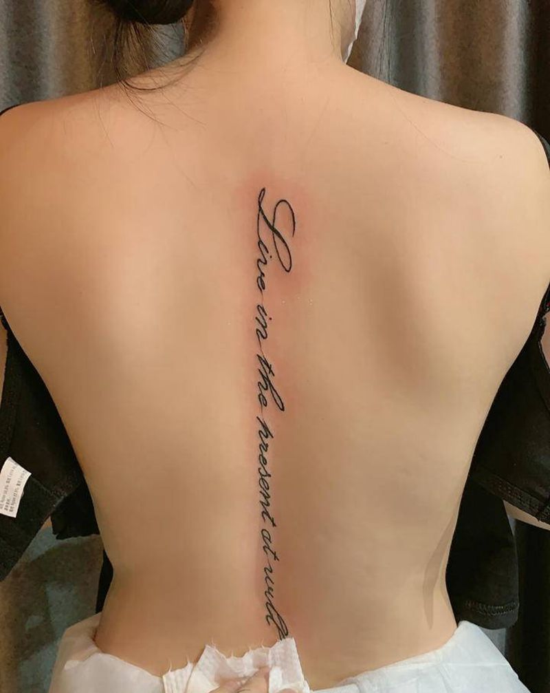 字母纹身图片_背部几何花体字纹身图案