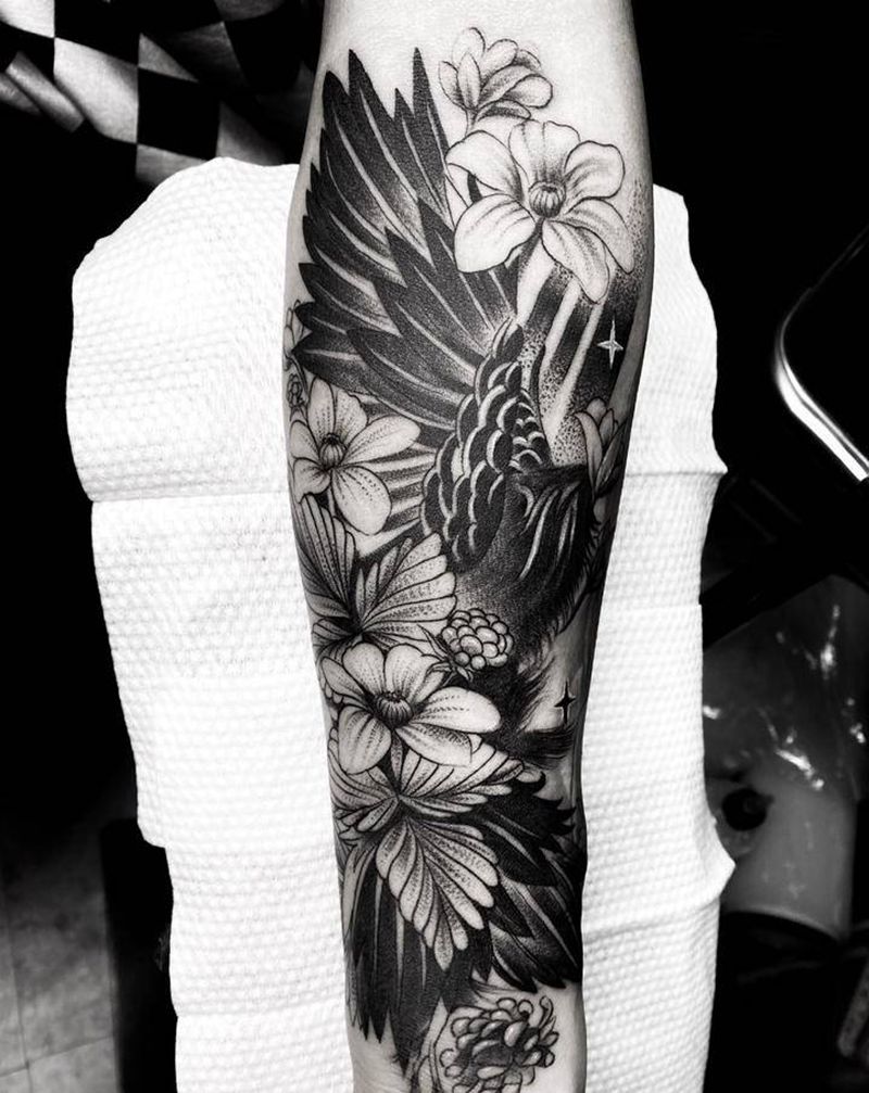 不太素的素花纹身图片_手臂点刺纹身图案